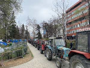 Бројни трактори паркирани око Пионирског парка у Београду