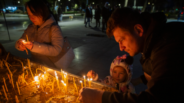 Дани жалости у Северној Македонији након трагедије у Кочанима, грађани одају пошту