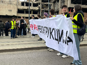 Протест испред Генералштаба, скраћена седница на Звездари