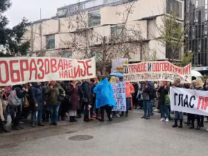 Протест испред Школске управе у Новом Саду – блокаде и одавање поште и данас у Србији