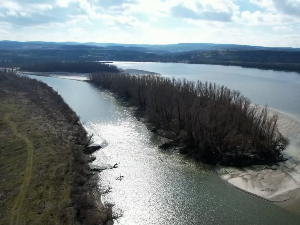 Рекордно низак водостај Дунава – израњају спрудови и стене