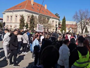 Блокаде улица и одавање поште страдалима у више градова у Србији, просветари  у Чачку