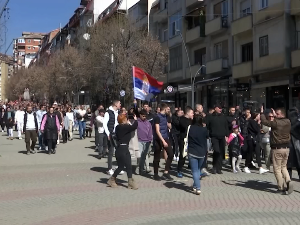 Протест у Северној Митровици - грађани траже заштиту од Кфора након полицијске бруталности према малолетницима