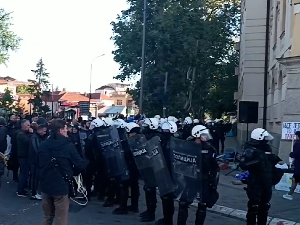 Кордон полиције испред суда у Нишу; жандармерија интервенисала на улазу у Виши суд у Новом Саду