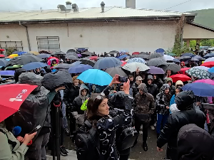Протест у Северној Митровици због заузимања спортске хале - деца без тренинга, улаз обезбеђује тзв. косовска полиција