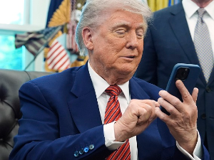 Трамп: Царине за Епл од 25 одсто важиће и за Самсунг и друге произвођаче телефона