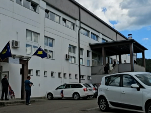 Полиција у спортској хали у Лепосавићу; Тодић: Међународна заједница немо посматра тихи егзодус на КиМ