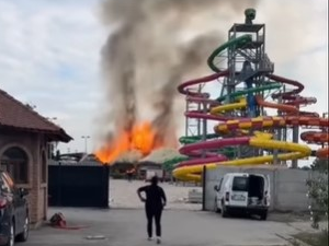 Избио пожар у аква-парку у Јакову, ватрогасци на лицу места