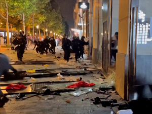 Хаос у Паризу током прославе титуле - тинејџер избоден ножем, 290 ухапшено