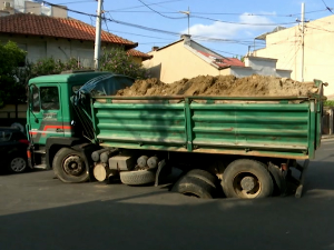Камион пропао кроз асфалт улици Господара Вучића у Београду