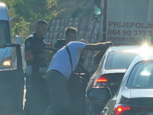 Ухапшено шест особа због сумње да су припремале дела против уставног уређења и безбедности Србије