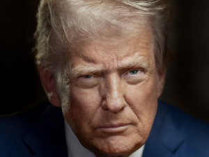 У све озбиљнијем тону... Представљен нови званични Трампов портрет