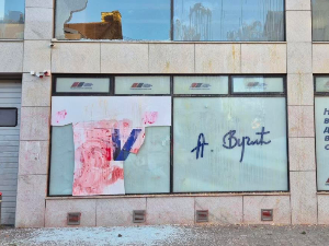 Разбијена стакла на канцеларији СНС-а у Новом Саду