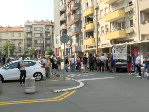 Протест испред полицијске станице у Булевару деспота Стефана, студенти у блокади траже ослобађање ухапшених
