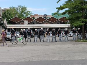 Испити на Новосадском сајму уз кордон полиције, протест испред суда у Ужицу 