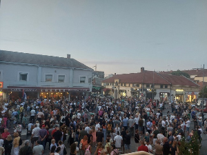 Протест у Ваљеву у знак подршке власнику кафића коме су непознате особе разлупале стакла локала