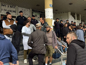 Начелник ПУ Нови Пазар погођен флашом у главу на скупу у Новом Пазару