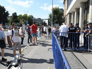 Седница Скупштине Града Новог Сада, испред протест групе грађана