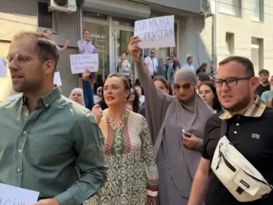 Протест испред суда у Новом Пазару, тражи се ослобађање ухапшених