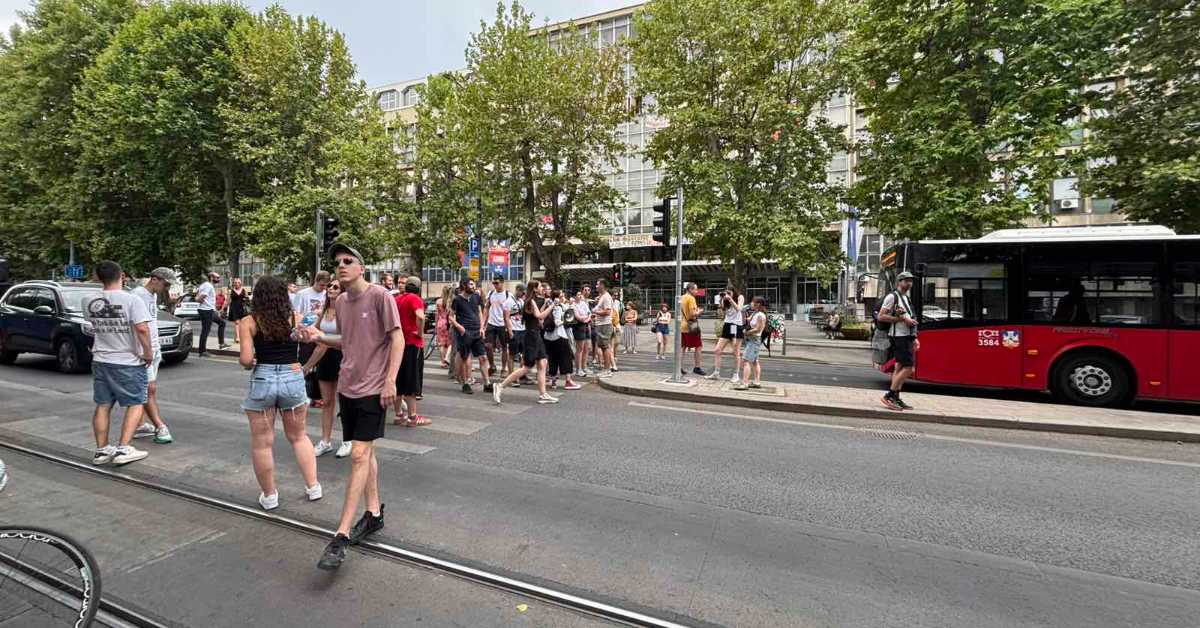 Саобраћај углавном проходан, протест испред ЕТФ-а у Београду (РТС) Саобраћај углавном проходан, протест испред ЕТФ-а у Београду