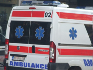 Преврнуло се возило на Батајничком друму, жена превезена у КБЦ Земун