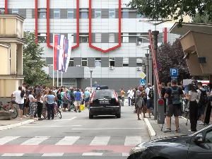Протест испред Клиничког центра Војводине због хапшења техничара те установе