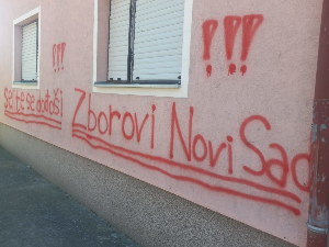 Графити мржње на кући студента Владимира Балаћа у Новом Саду