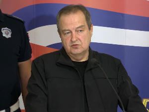 Дачић: Полиција дошла на позив декана испред новосадског Филозофског факултета, демонстранти је напали