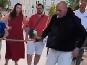 Француска бесна на мушкарца који је запалио цигарету на вечном пламену – увреда за жртве, историју и нацију Француска бесна на мушкарца који је запалио цигарету на вечном пламену – увреда за жртве, историју и нацију