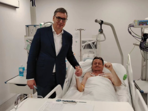Председник Вучић обишао министрa Глишића у болници