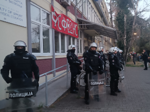Декан новосадског ДИФ-а ушао на факултет, полицијски кордон испред улаза у зграду
