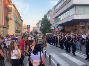 Мањи инциденти у Краљеву, полиција раздваја паралелне скупове
