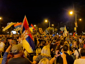 Нереди испред Филозофског факултета у Новом Саду после протеста 