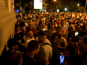 Протести против насиља у више градова Србије, у Чачку нападнут сниматељ РТС-а