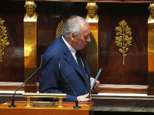 Пала француска влада, изгласано неповерење премијеру Франсоа Бајруу