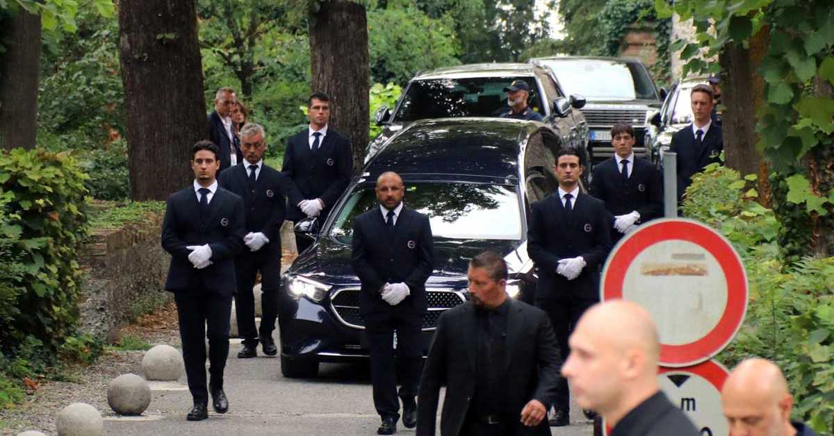 Последњи опроштај од Ђорђа Арманија, у кругу породице у родном крају креатора (Foto: EPA / RAFFAELE RASTELLI) Последњи опроштај од Ђорђа Арманија, у кругу породице у родном крају креатора