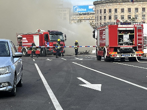 Локализован  пожар у шатору испред Народне скупштине, ухапшен мушкарац због пуцњаве