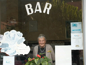 Има 100 година и не намерава да напусти посао баристе у кафићу Има 100 година и не намерава да напусти посао баристе у кафићу