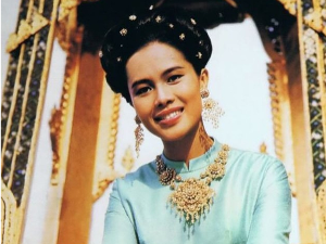 Свила, гламур и мржња на први поглед – на вест о смрти легендарне тајландске краљице Свила, гламур и мржња на први поглед – на вест о смрти легендарне тајландске краљице