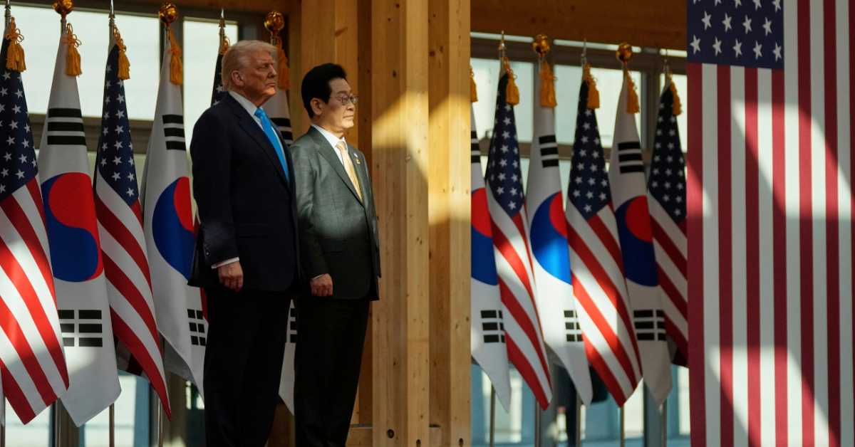 Трамп уз песму дочекан у Јужној Кореји – додељено му највише државно признање, али и круна