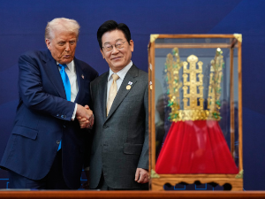 Трамп уз песму дочекан у Јужној Кореји – додељено му највише државно признање, али и круна Трамп уз песму дочекан у Јужној Кореји – додељено му највише државно признање, али и круна