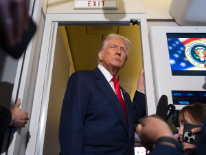 Трамп: Понекад их треба пустити да се боре; Колико украјинских младића дневно прелази границу с Пољском (Tanjug/AP / Mark Schiefelbein) Трамп: Понекад их треба пустити да се боре; Колико украјинских младића дневно прелази границу с Пољском