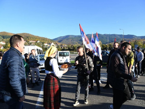 Срби са КиМ који пешаче ка Новом Саду наставила пут ка Прељини (Tanjug)  Срби са КиМ који пешаче ка Новом Саду наставила пут ка Прељини