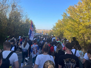 Студенти након одмора у Инђији наставили пешачење ка Новом Саду Студенти након одмора у Инђији наставили пешачење ка Новом Саду