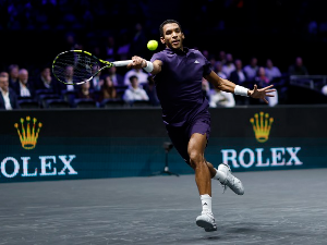 Оже-Алијасим против Бублика у полуфиналу Париза (EPA / /YOAN VALAT) Оже-Алијасим против Бублика у полуфиналу Париза