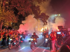 Студенти из Новог Пазара стигли после 16 дана - дочек у Новом Саду (РТС) Студенти из Новог Пазара стигли после 16 дана - дочек у Новом Саду