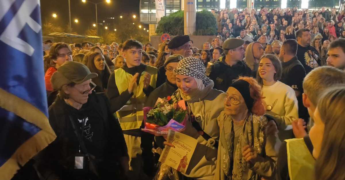 Студенти после вишедневног пешачења стигли у Нови Сад – дочек дуж градских булевара (РТС) Студенти после вишедневног пешачења стигли у Нови Сад – дочек дуж градских булевара