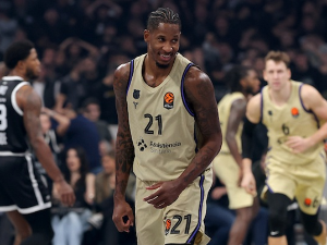 Трећи пораз Партизана у низу, Клајбурнова тројка утишала "Арену"