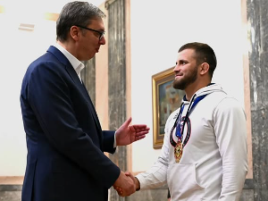 Вучић дочекао освајача златне медаље Александра Комарова
