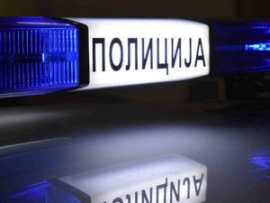 У судару аутомобила погинуо младић који је био на стајалишту, ухапшене две особе